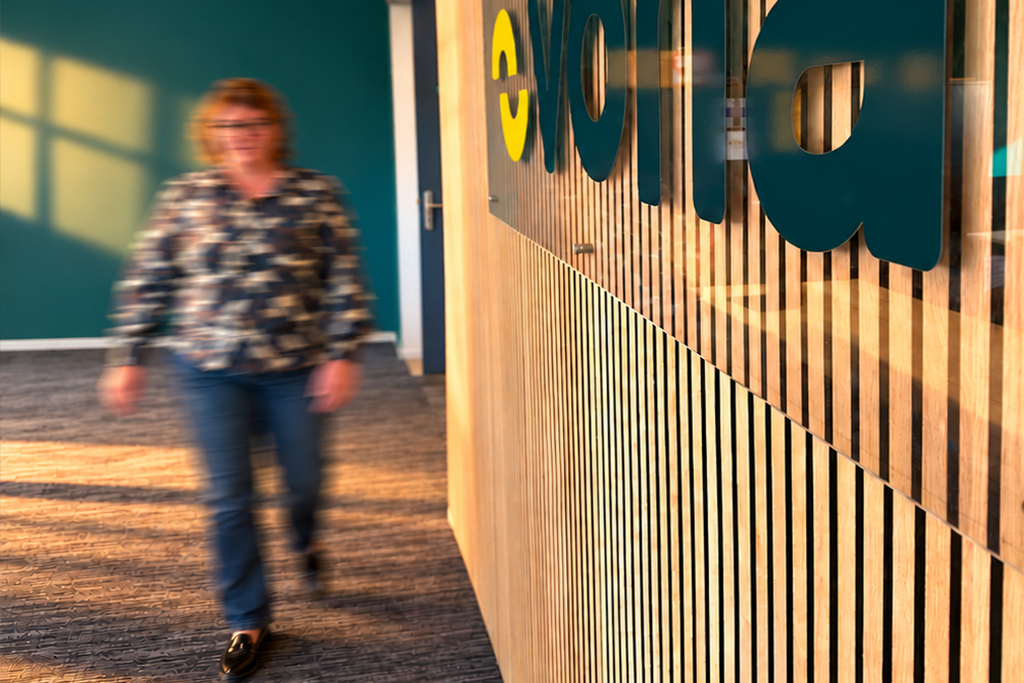 Vona collega in kantoorruimte