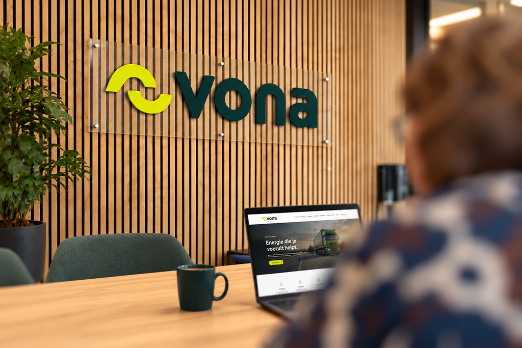 Collega aan het werk in het Vona kantoor